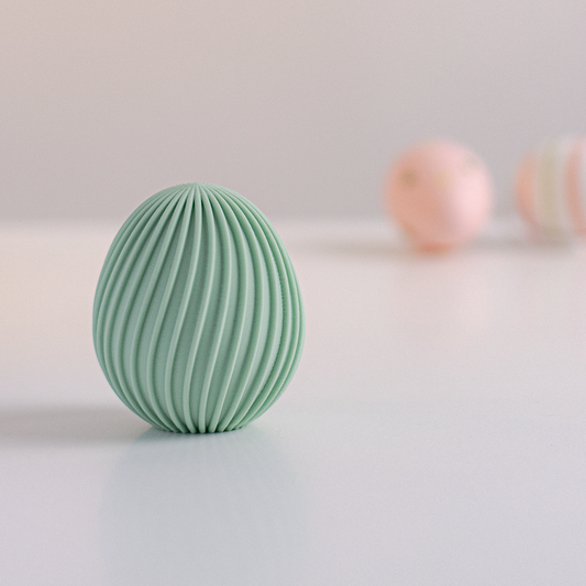 Oeuf de Pâques décoratif strié