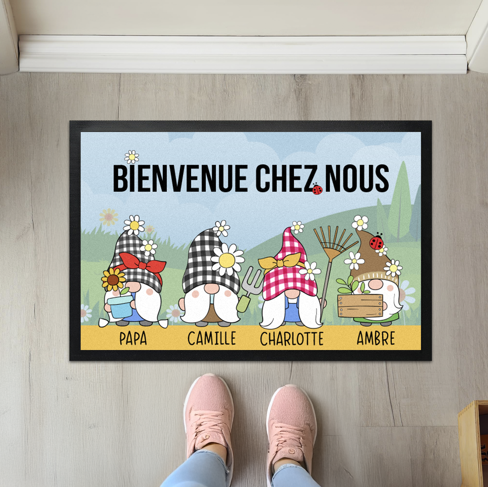 Paillasson personnalisé avec gnomes et prénoms – Modèle printanier avec 2 à 6 personnages, idéal pour une entrée accueillante et unique