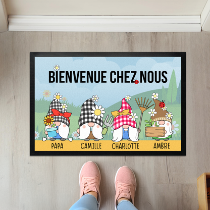 Paillasson personnalisé avec gnomes et prénoms – Modèle printanier avec 2 à 6 personnages, idéal pour une entrée accueillante et unique