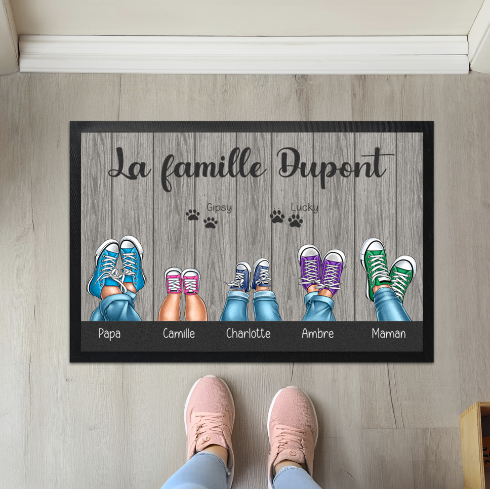 Paillasson personnalisé famille avec Baskets et prénoms. Ajoutez également 2 animaux.