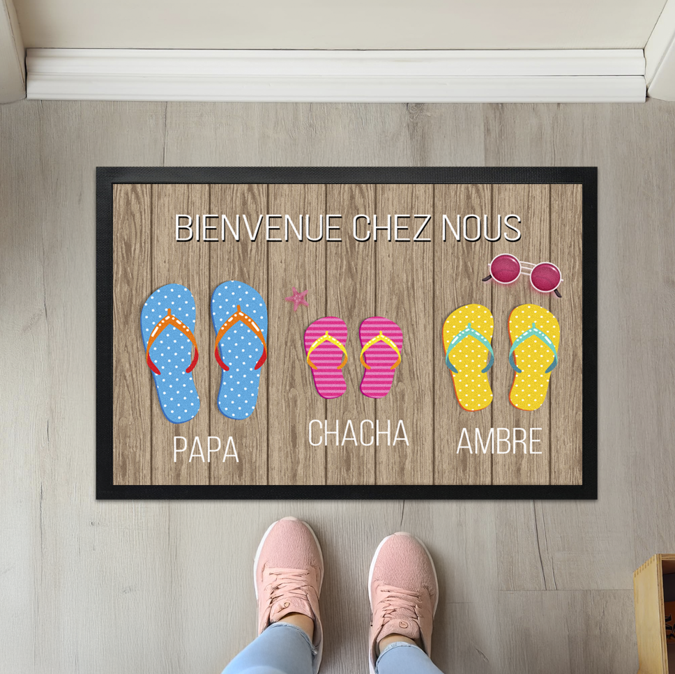 Paillasson personnalisé avec paires de sandales d'été (tongs) et prénom.