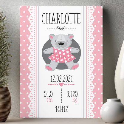 Plaque de naissance personnalisée en aluminium sur le thème d'un petit ourson gris avec une robe rose. Contient prénom et informations de naissance importantes 