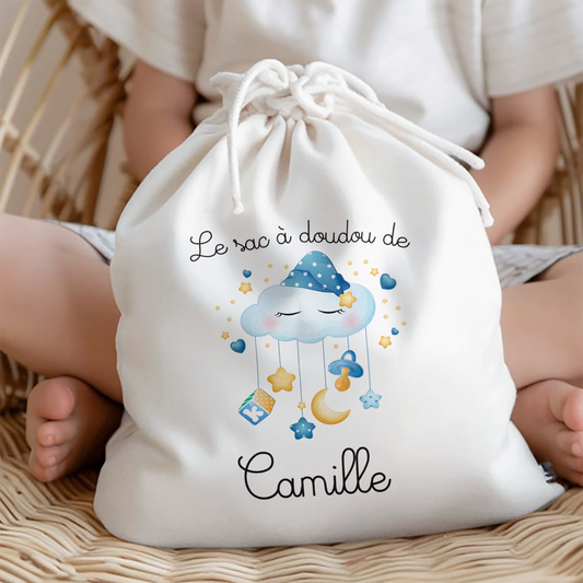 Sac à doudou personnalisé avec prénom un nuage dans les étoiles. Idéal pour enfant à la crèche ou la maternelle