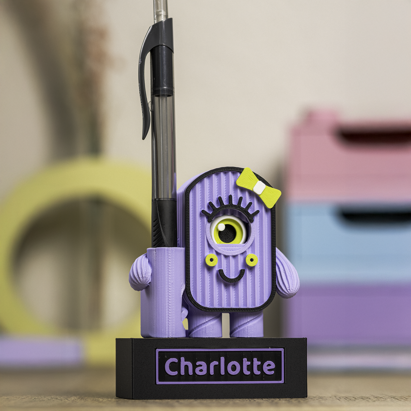 Le Stylo'pot plus fun et coloré : Porte stylo personnalisé avec ton prénom. Pose ton stylo et son oeil s'ouvre 